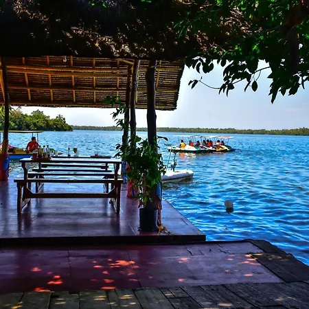 Papa Tasi Lakeside Hotel And Park