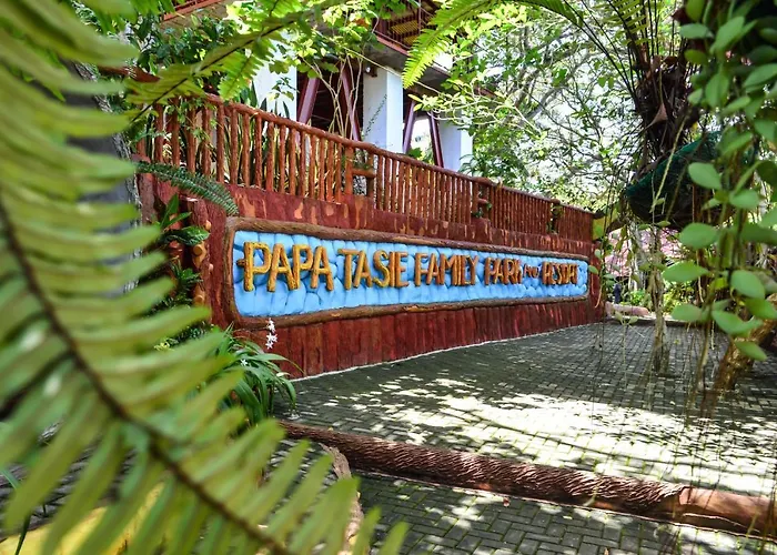 Papa Tasi Lakeside And Park Hotel 3*